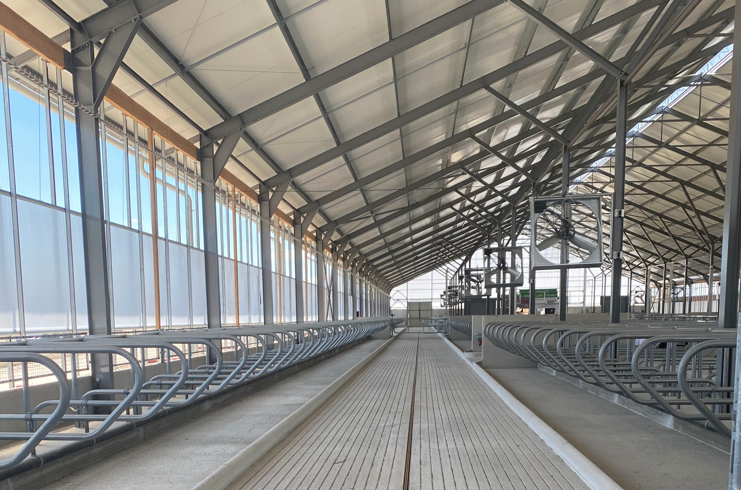 Poľnohospodárské družstvo Okoč-Sokolec otevřeli nově vybudované ustájení pro 440 dojnic